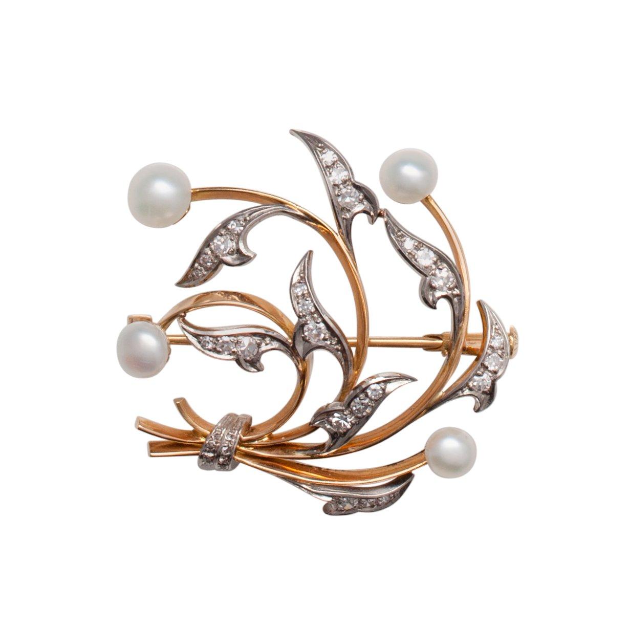 A BROOCH, 18K gold. 8/8 cut diamonds c.a 0.48 ct, cutured pearls. A. Tillander  1950/60 t. Weight 7,5 g.