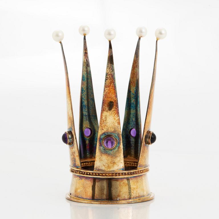 Brudkrona, förgyllt silver med pärlor och ametister, Bengt Hallberg, Köping 1962.