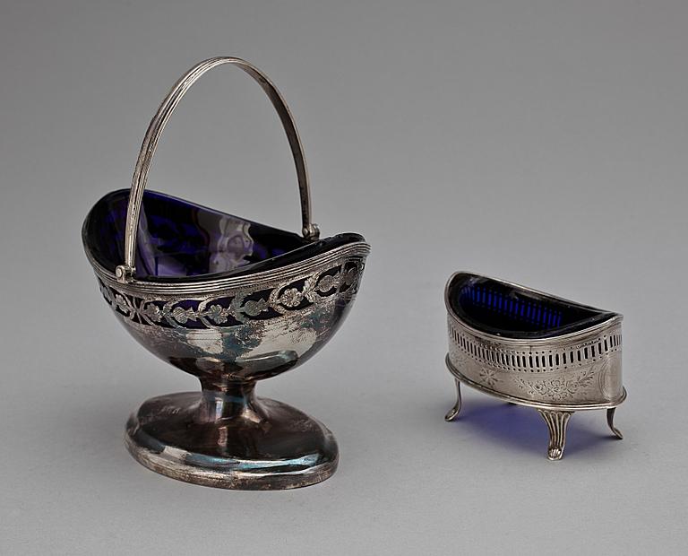 SALTKAR samt SKÅL PÅ FOT, silver,  John Robertson, 1798-99, Newcastle, England. Vikt 246g.