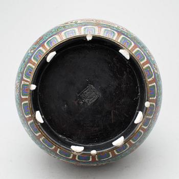 URNA, cloisonne, Japan samt VAS, porslin, Kina, 1900-tal.