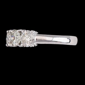 RING, 18K vitguld, briljantslipade diamanter tot ca 2.14 ct. Vikt ca 6 g.