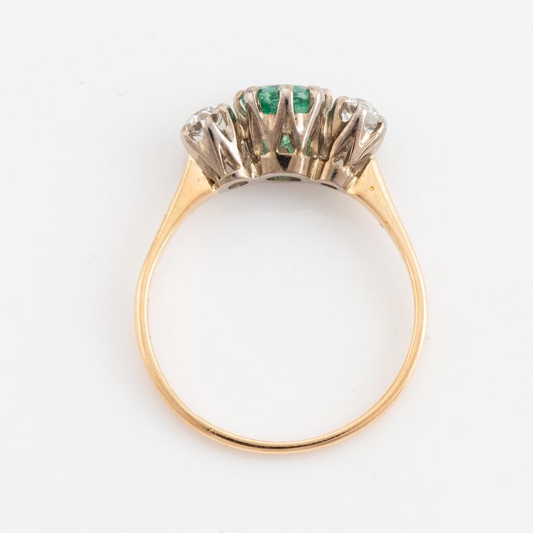Ring med smaragd och gammalslipade diamanter.