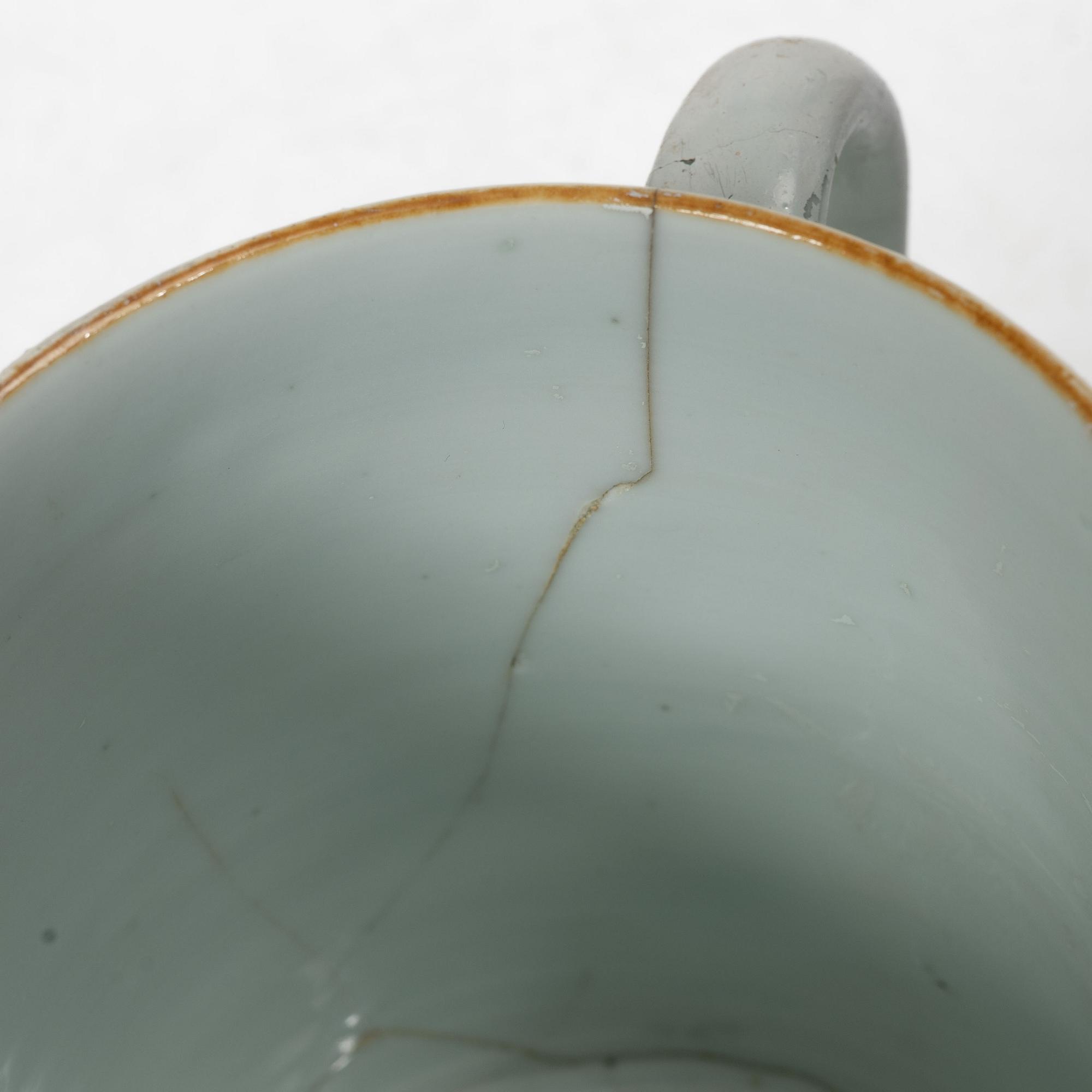 Mugg samt ytterfoder, porslin. Kina, Qingdynastin.