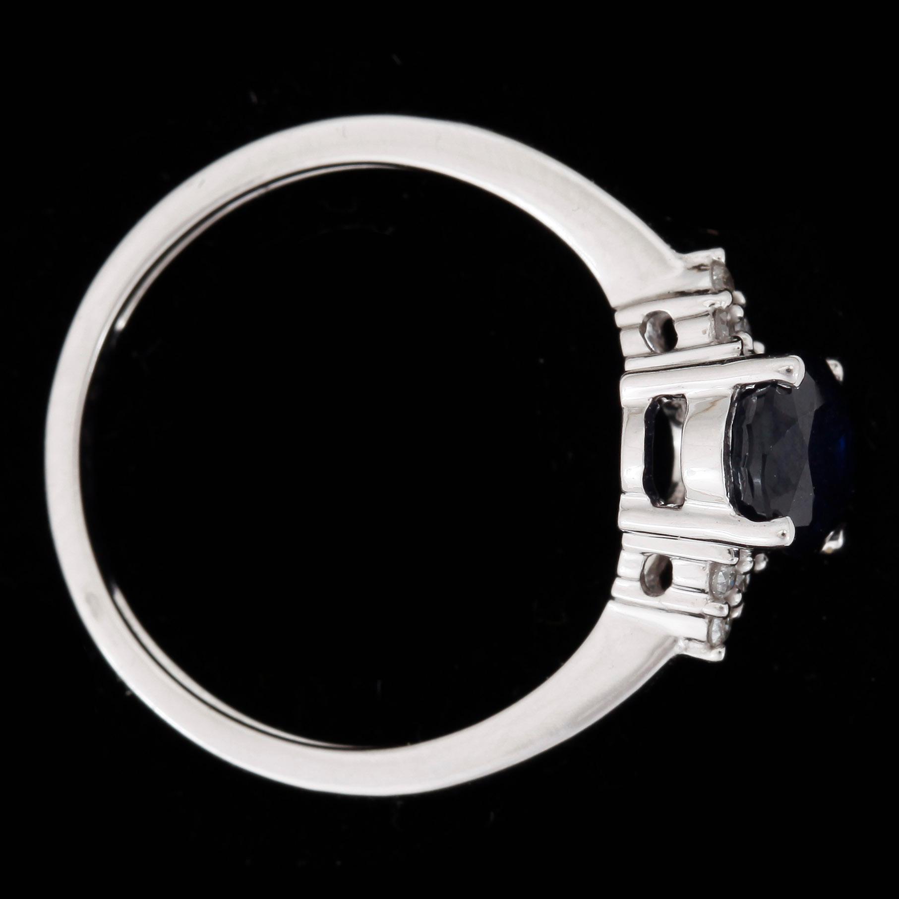 RING, 9k vitguld med oval safir. Vikt ca 2,2 gram.