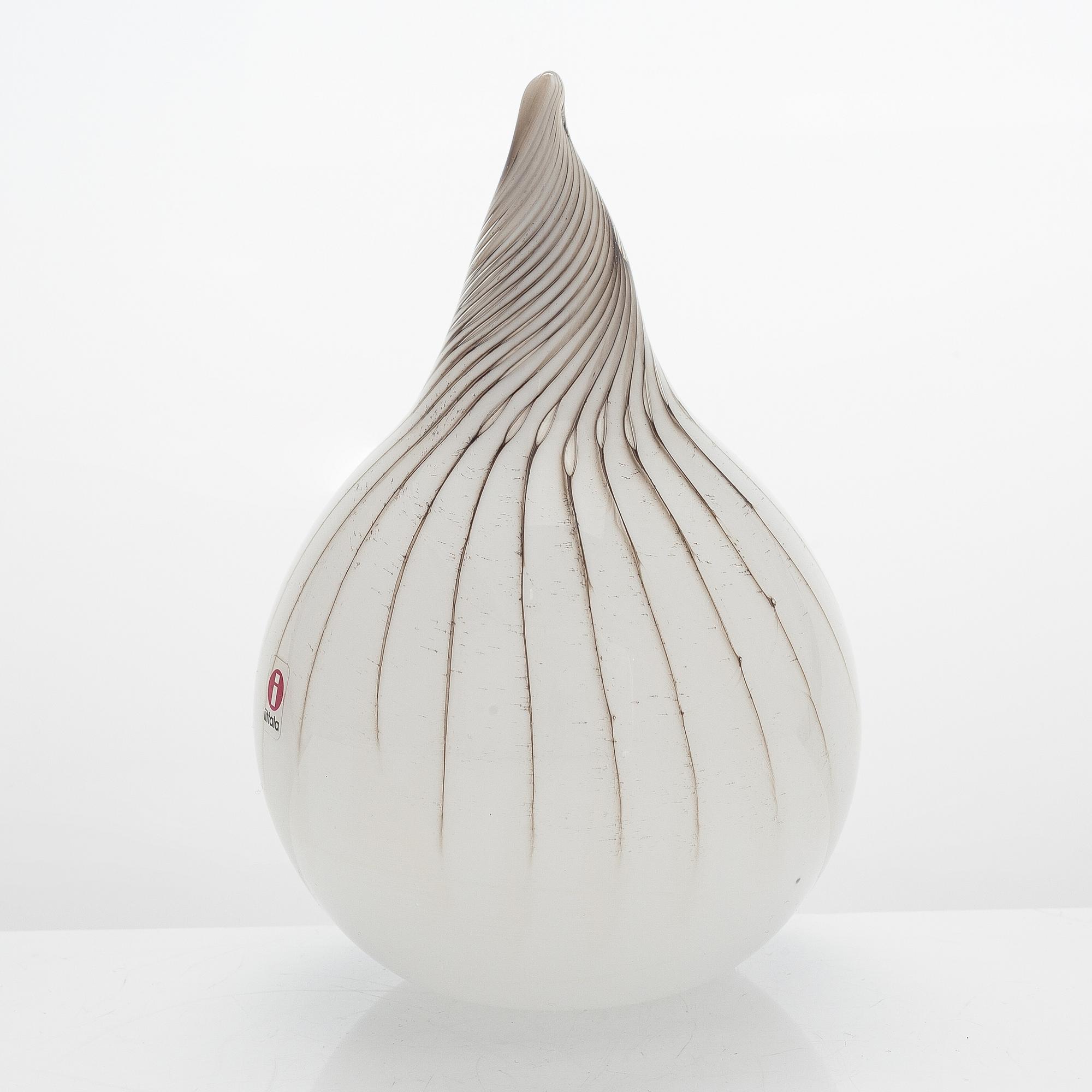 Oiva Toikka, a glass sculpture signed O. Toikka Nuutajärvi, Kotiliesi 2004.