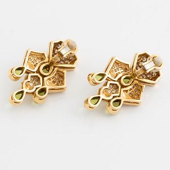 Örhängen med cabochonslipade peridoter och runda briljantslipade diamanter.