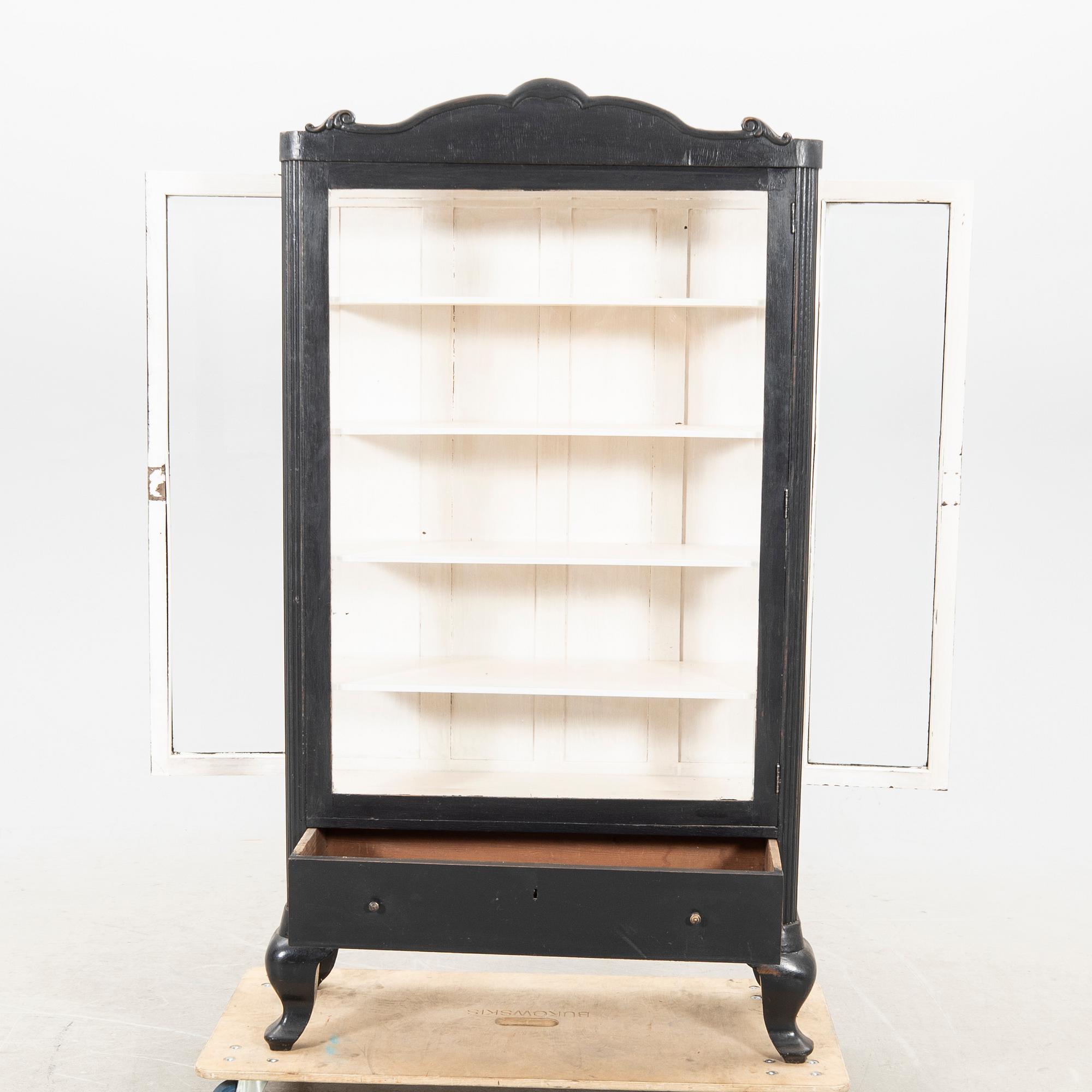 A painted display cabinet around 1900.