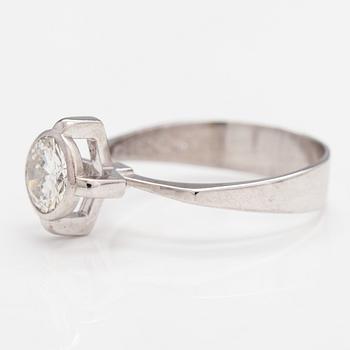 An 18K white gold ring with a ca. 1.10 ct diamond. Luolavuoren Kulta, Turku 1966. With certificate from Kultasarvi.