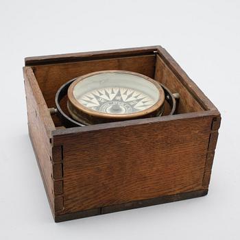 A compass by Iver C. Weilbach, Copenhagen, around turn of the century 1900.