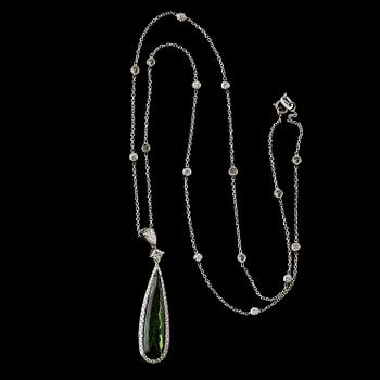 COLLIER med droppformad turmalin 5.08 ct, och briljantslipade diamanter totalt cirka 1.30 ct.