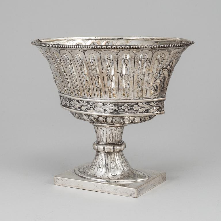 A silver bowl, earlt 20th Century.