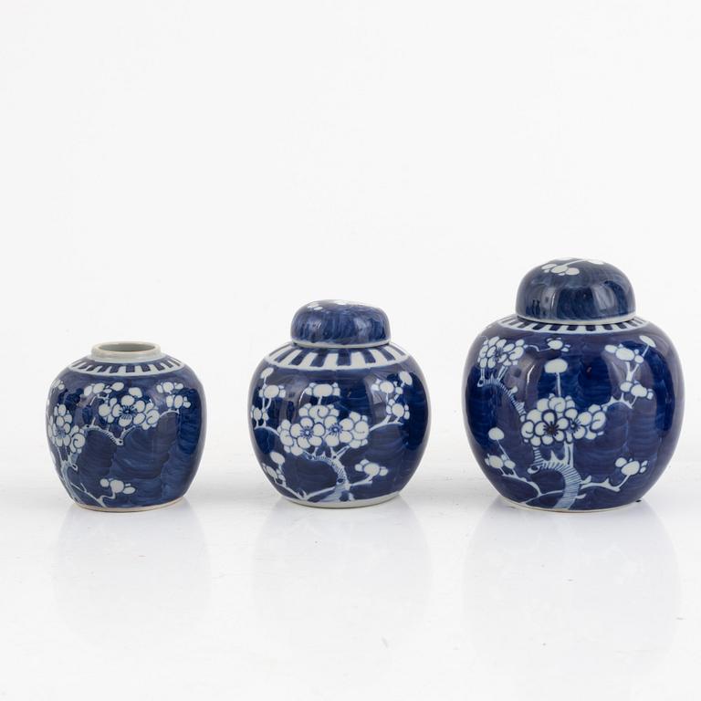 Parti vaser och bojaner, 11 delar, porslin, Kina, sen Qingdynasti.