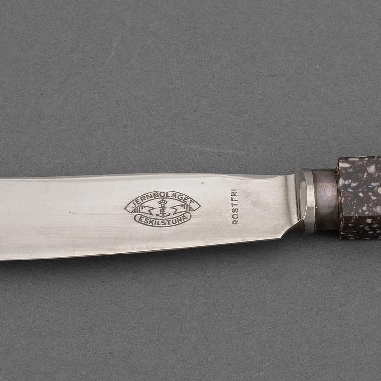 A butterknife and a pair of knifestands in porphyr, early 20th century.