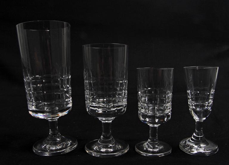 SERVIS, ca 80 delar. Glas, "City" Kosta.