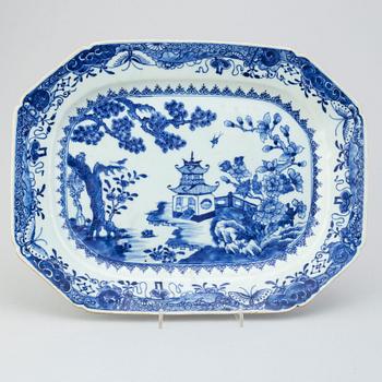 A blue and white tureen with cover, Qing dynasty, Jiaqing and a serving dish, Qianlong (1736-95).