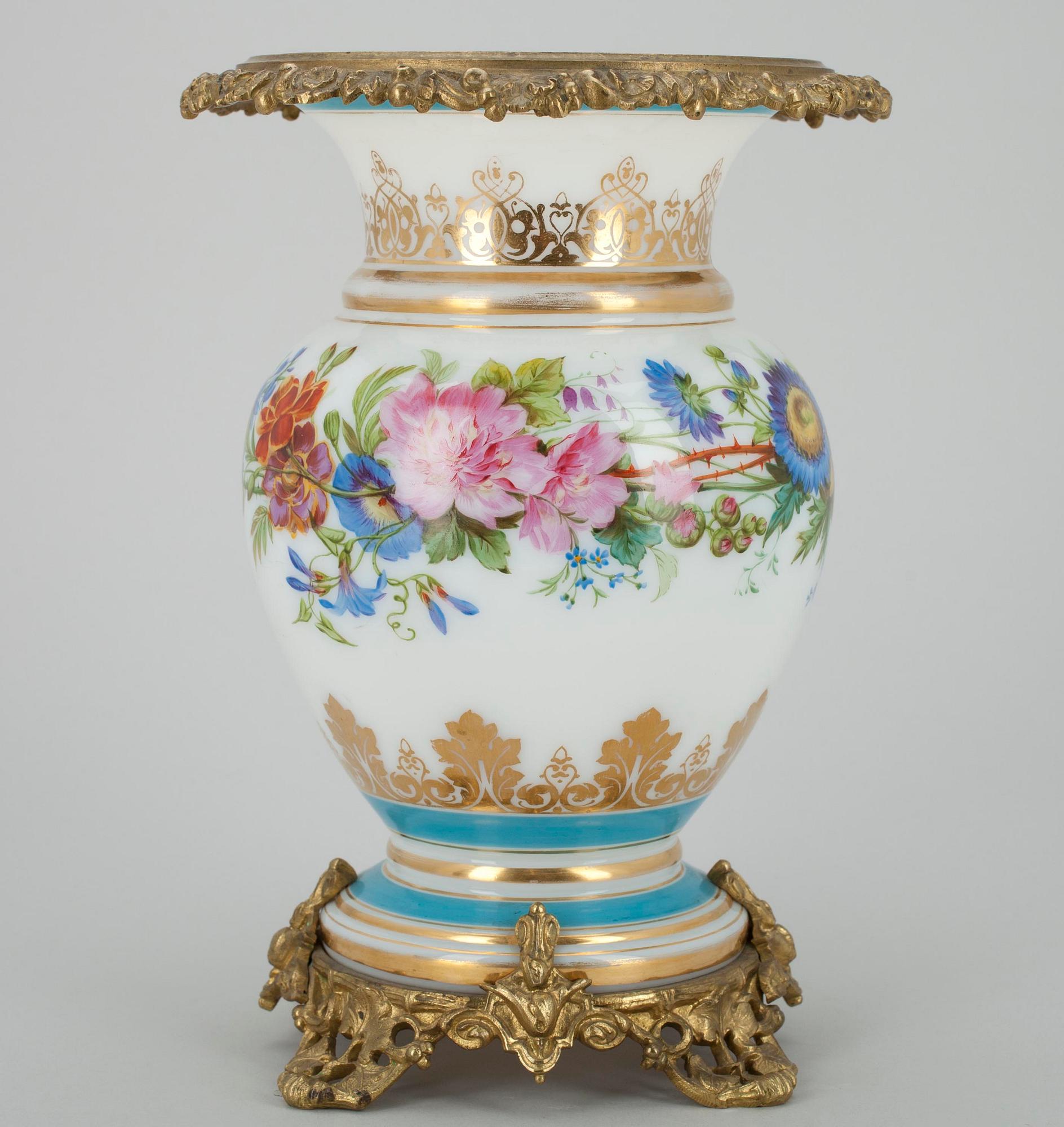 URNA, opalglas och brons, 1800-tal.