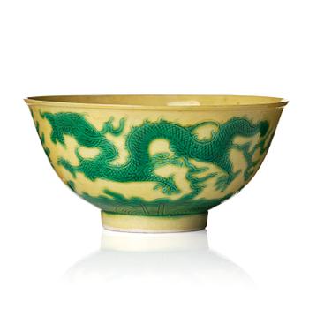 1086. A yellow ground green enamelled 'dragon' bowl, Qing dynasty, Kangxi mark and of the period (1662-1722).