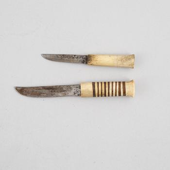Two knives.