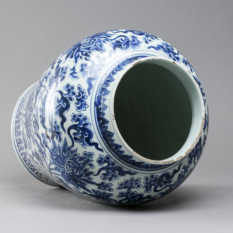 A large blue and white jar, Qing dynasty, Kangxi (1662-1722).