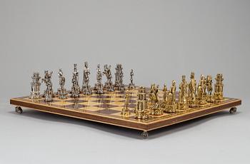 SCHACKBRÄDE, med spelpjäser i silver och förgyllt silver.