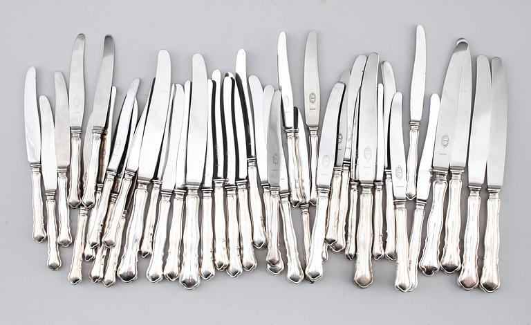 KNIVAR, 42 st, silver, "Chippendale", 1900-talets första hälft. Vikt med stålblad ca 1990 g.