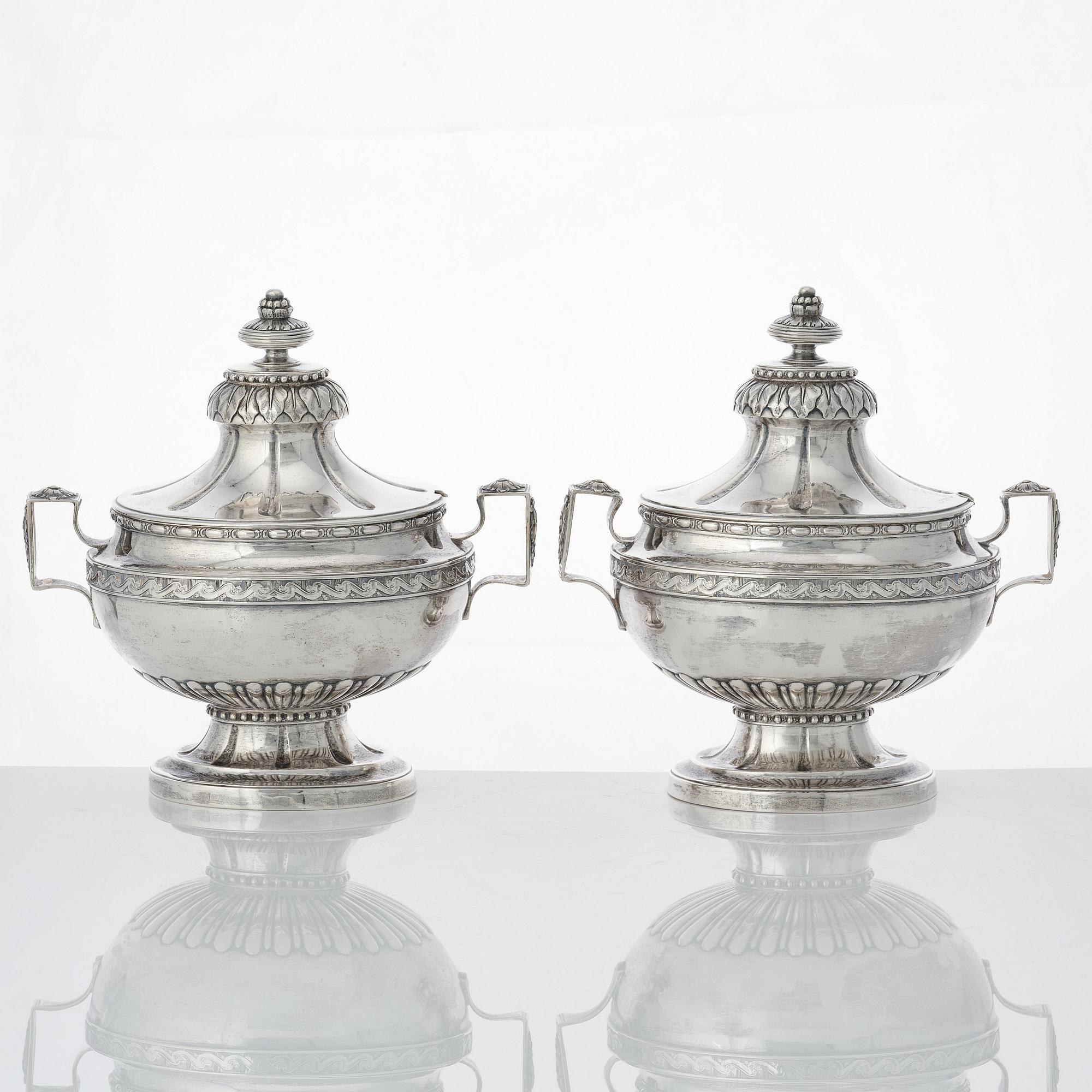 Arvid Floberg, såsterriner med lock och fat, ett par, silver, Stockholm 1780. Gustavianska.