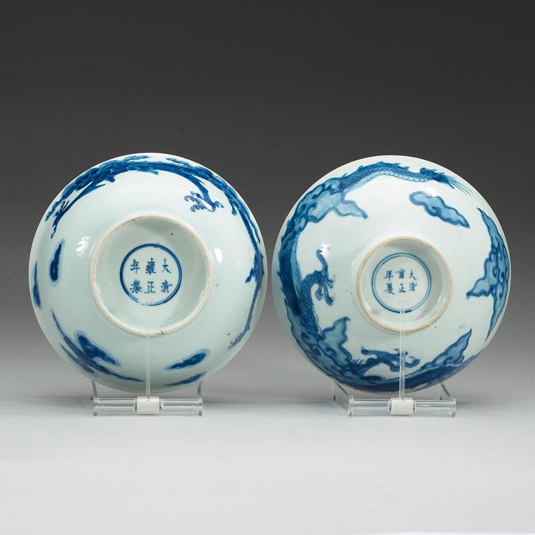 SKÅLAR, två stycken, porslin. Qing dynastin, 1700-tal med Yongzheng sex karaktärers märke.