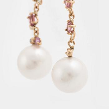 Örhängen, Mandelstam, 18K guld med odlade sötvattenspärlor, rosa turmaliner och briljantslipade diamanter.