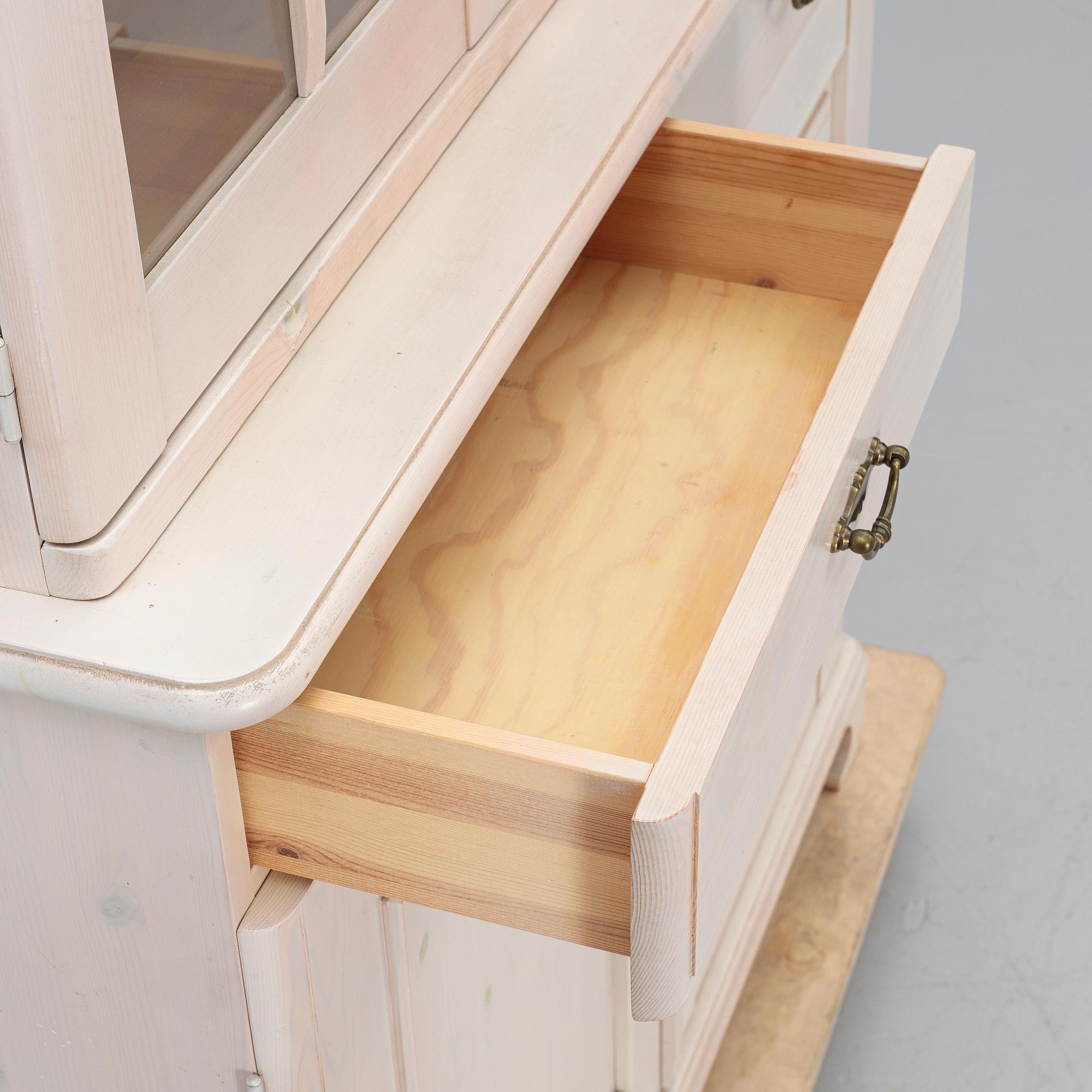 Vitrinskåp, sent 1900-tal/2000-tal.