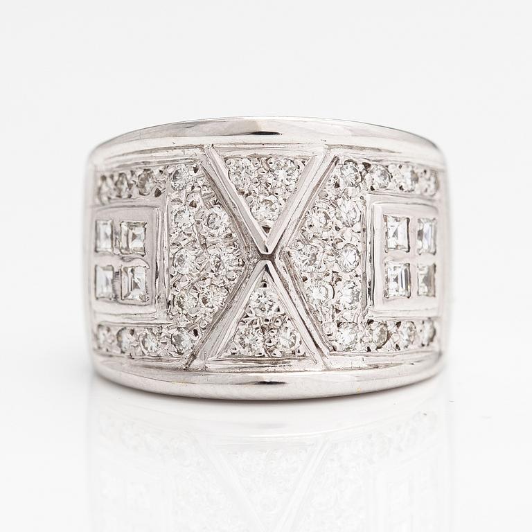 An 18K white gold ring with diamonds ca. 1.00 ct in total.