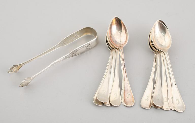 KAFFESKEDAR, 12 st samt SOCKERTÅNG, silver, 1920-tal. Vikt ca 190 gram.