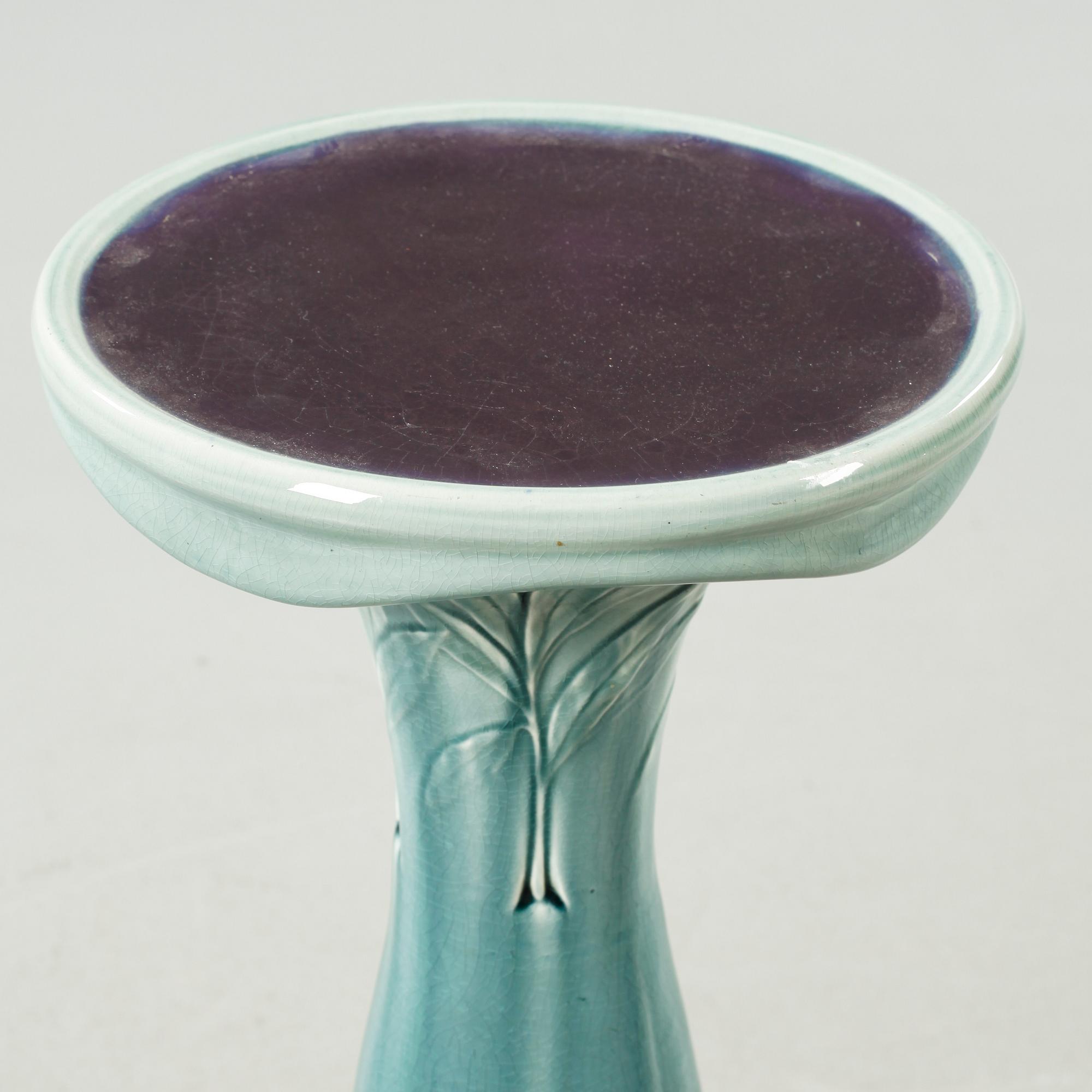 A majolica ware pedestal and a flower pot from Rörstrand, around the year 1900.