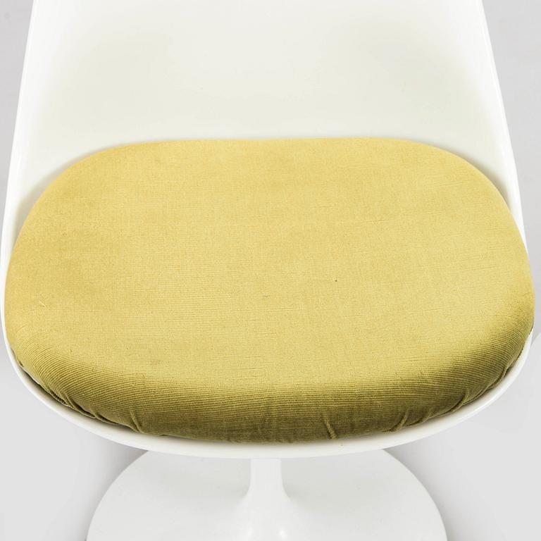 Eero Saarinen, A set of five 1960's chairs "Tulip" for Artek, manufactured under licens by Billnäs factory. Finland.