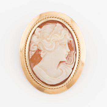 An 18K gold and cameo brooch/pendant.