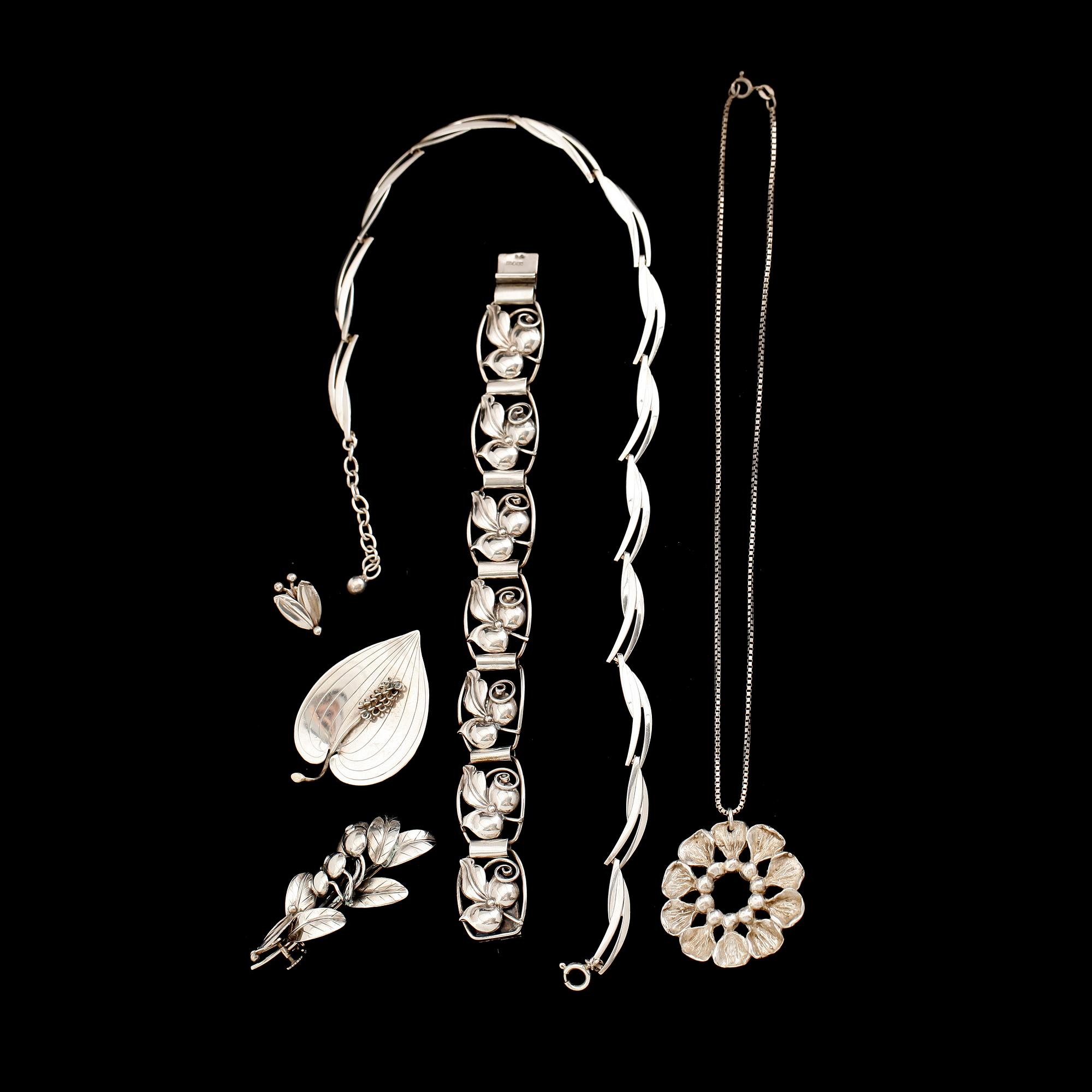 SAMLING SILVERSMYCKEN, bl a 1950-tal. Vikt ca 90 g.