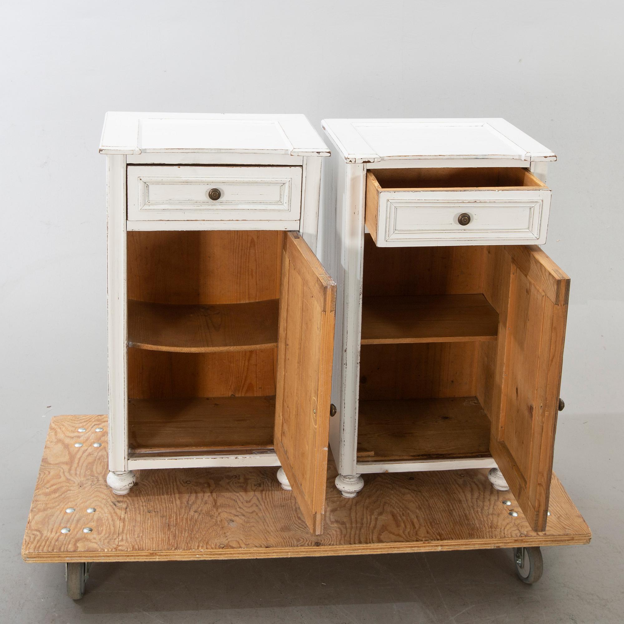 SÄNGBORD, ett par. Modern tillverkning.