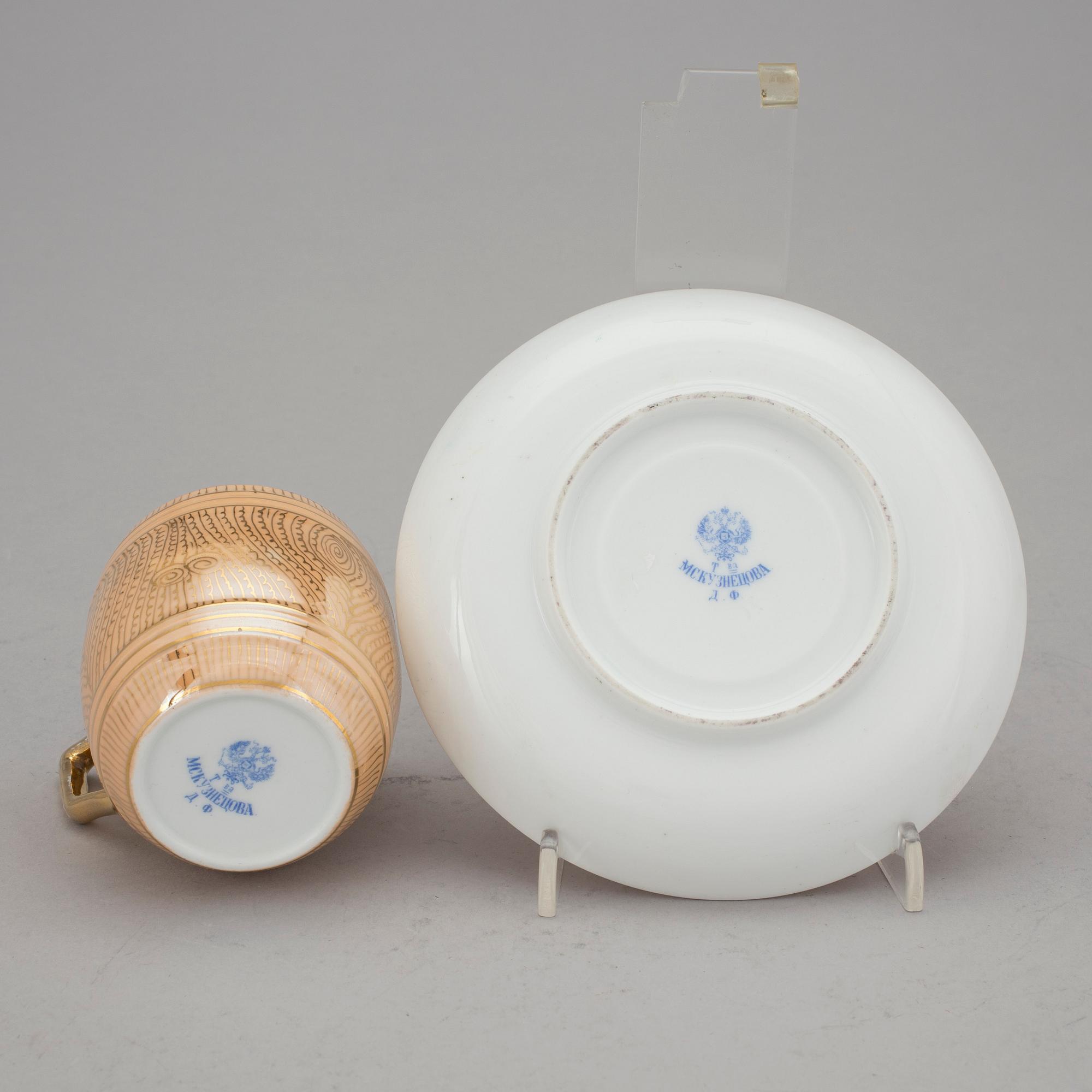 BONBONJÄR och KAFFEKOPP MED FAT, porslin, Kusnetsov, Ryssland, 1800-talets slut.