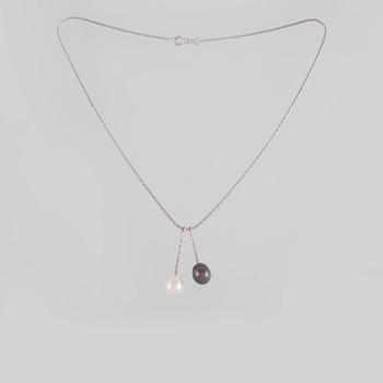 COLLIER, 18K vitguld med 2 odlade pärlor. Vikt 4,7 gram.