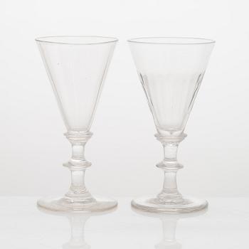 Ryyppylaseja / väkeväviinilaseja, 19 kpl, samankaltaisia, vuosisadanvaihde 1800/1900.