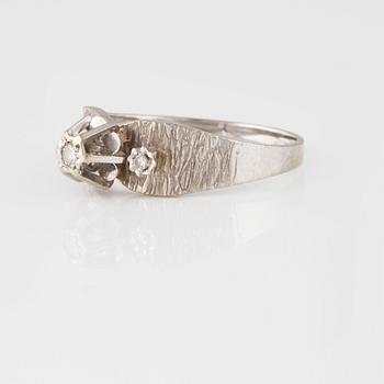 RING, guld och 18K vitguld med 3 åttkantslipade diamanter, importstämplad. Vikt 3,0 gram.