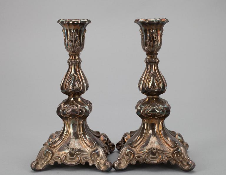 LJUSSTAKAR, ett par, silver. Auran Kultaseppä, Åbo 1988.