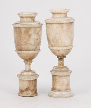 URNOR, ett par, alabaster, trol Italien, 1800-tal.