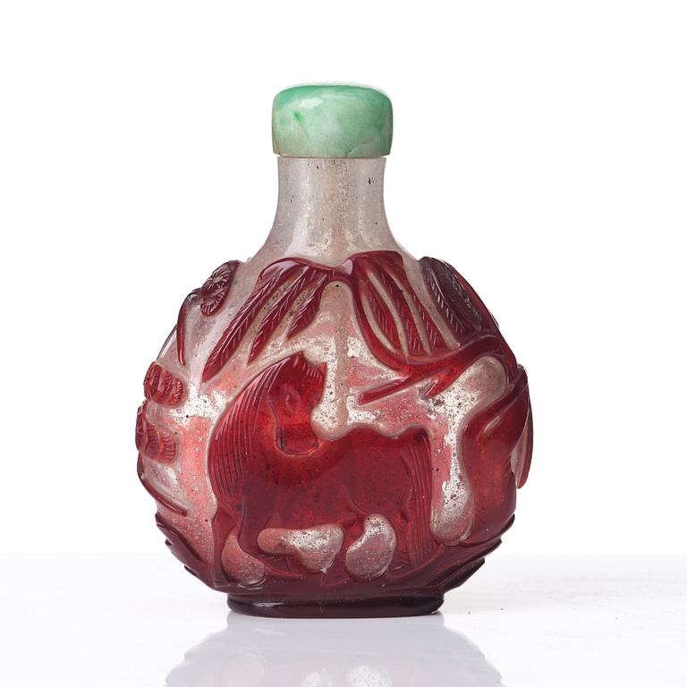 A peking glass snuff bottle with stopper, Qing dynasty, 19th Century.