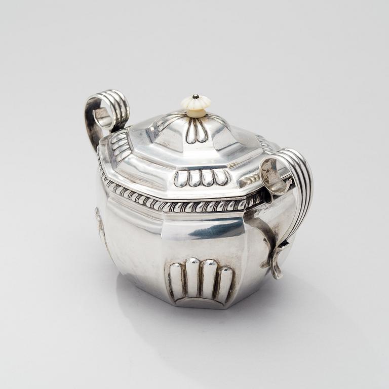 SUGAR BOWL WITH LID, silver, St:Petersburg 1810-20s, Peter Uhhrwäder, weight 518 g.