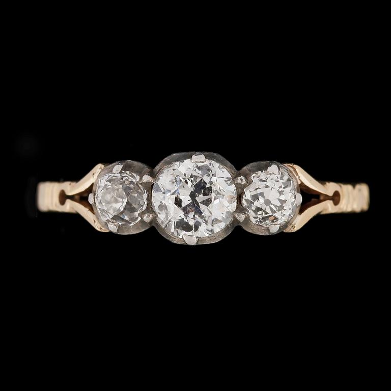 RING, 18k guld med tre diamanter tot ca 0,8 ct. Vikt ca 1 g.