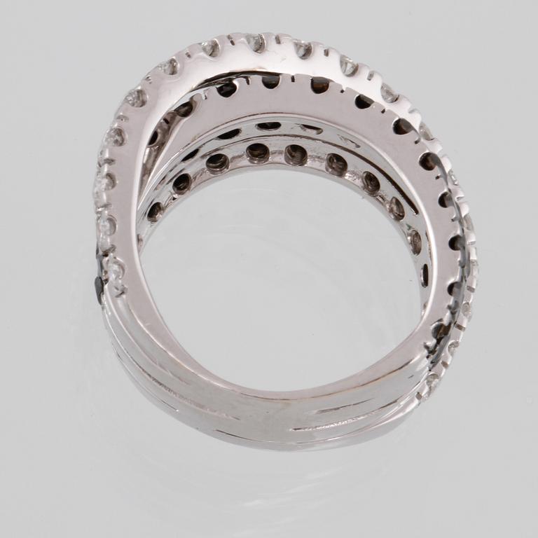 RING, 18K vitguld med briljantslipade svarta och vita diamanter ca 2.00 ct. Vikt 14,0 gram.