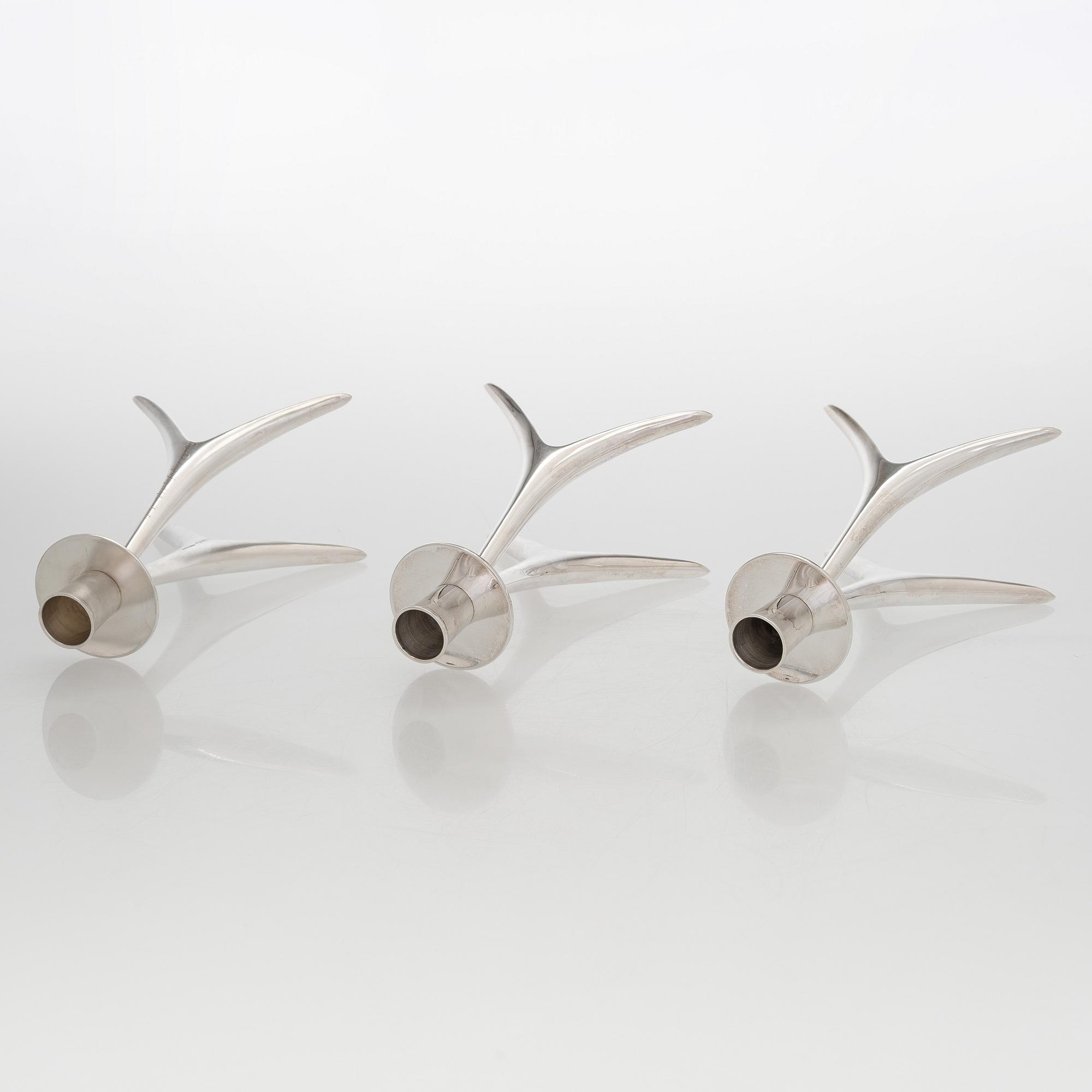 Anna-Greta Eker, Kynttilänjalkoja, 3 kpl, hopeaa, Auran Kultaseppä oy, Turku 1958 ja 1961.