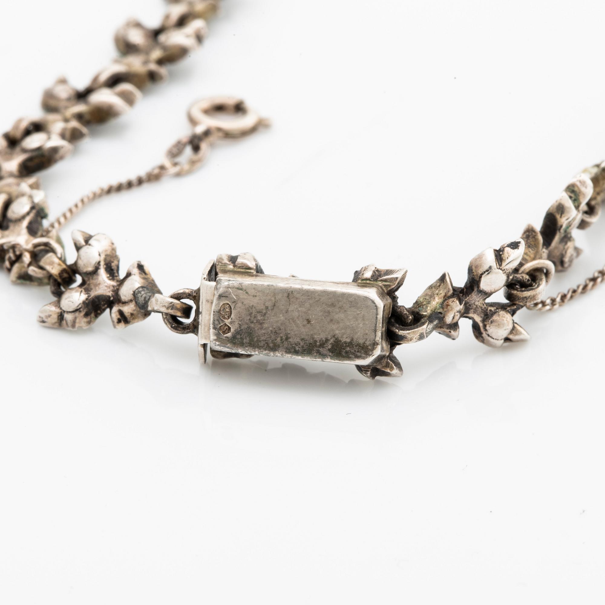 COLLIER samt ett par ÖRHÄNGEN, paste, ametister, silver, troligen 1900-talets första hälft, originaletui.