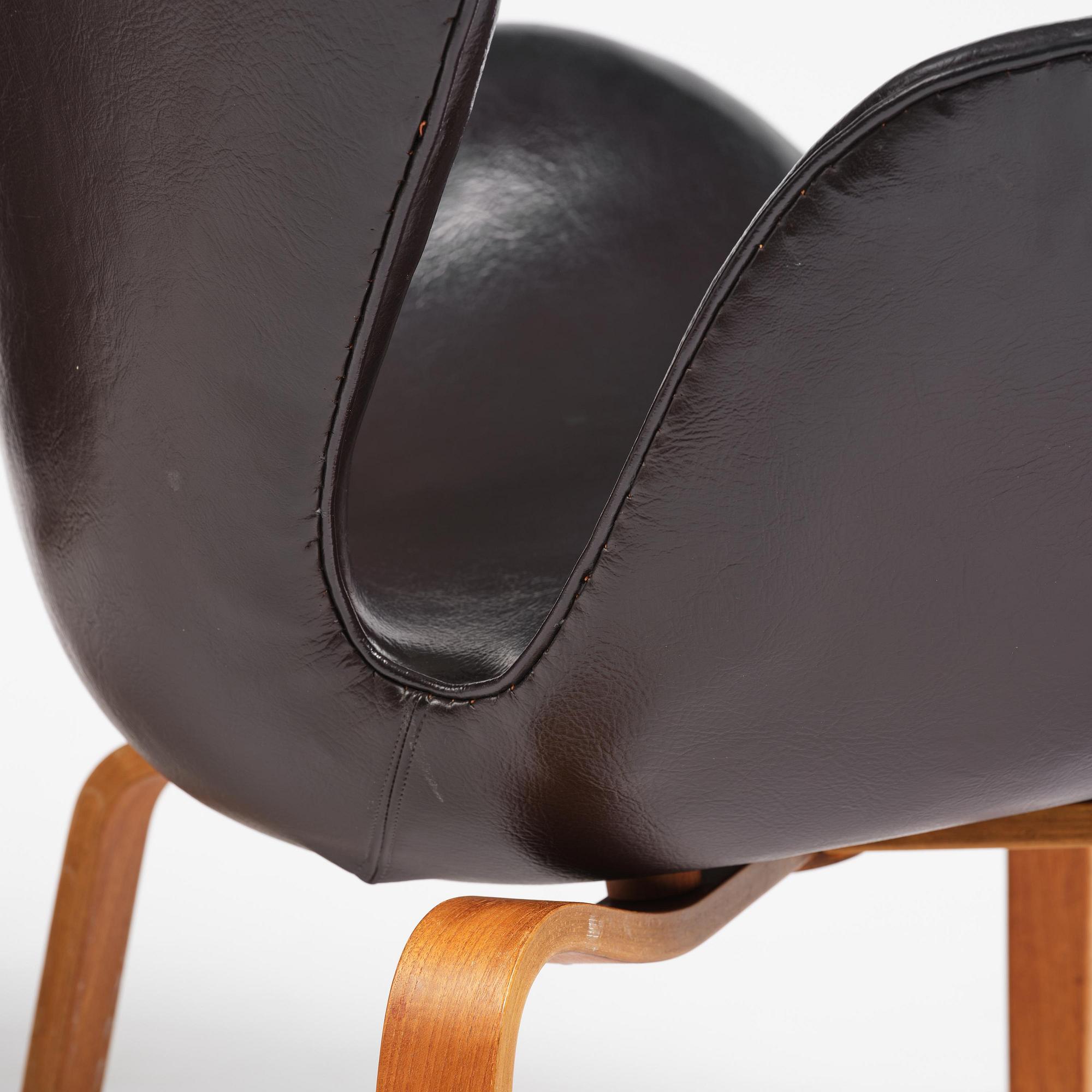 Arne Jacobsen, a pair of "Swan" armchairs, Fritz Hansen, Denmark, 1960s.