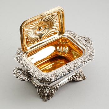 SOCKERSKRIN, silver, Gustaf Möllenborg, Stockholm 1844. Vikt ca 828 gram.
